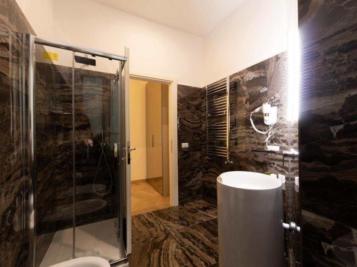 The Best Rent - Elegant Five-Bedrooms Apartment Near Colosseo Rome Bagian luar foto