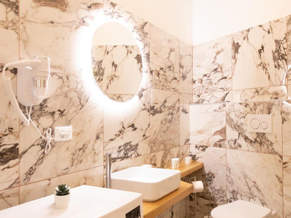 The Best Rent - Elegant Five-Bedrooms Apartment Near Colosseo Rome Bagian luar foto