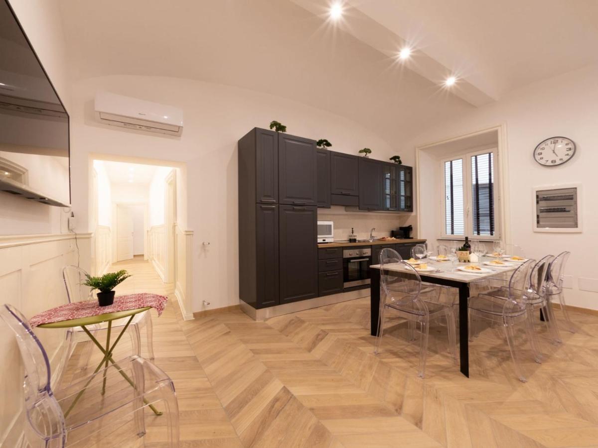 The Best Rent - Elegant Five-Bedrooms Apartment Near Colosseo Rome Bagian luar foto