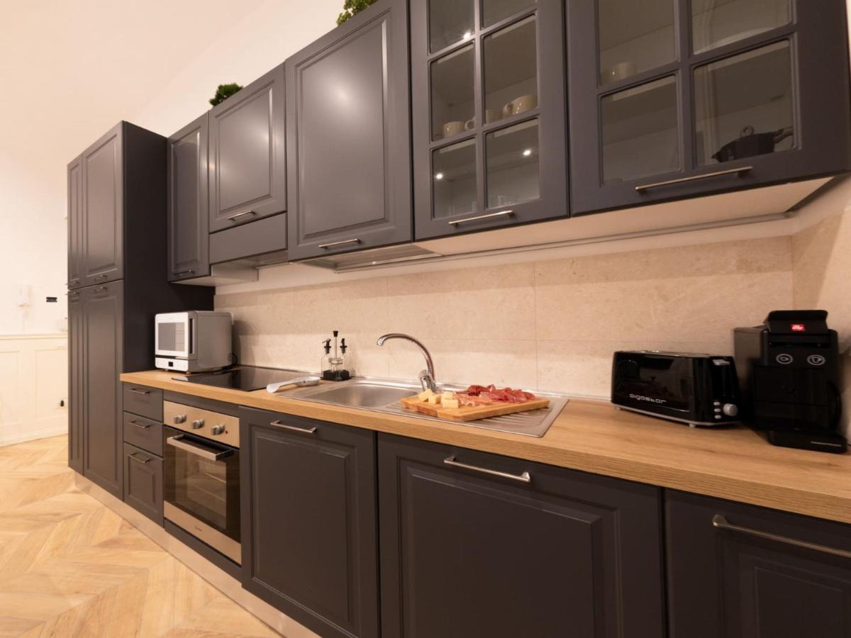 The Best Rent - Elegant Five-Bedrooms Apartment Near Colosseo Rome Bagian luar foto